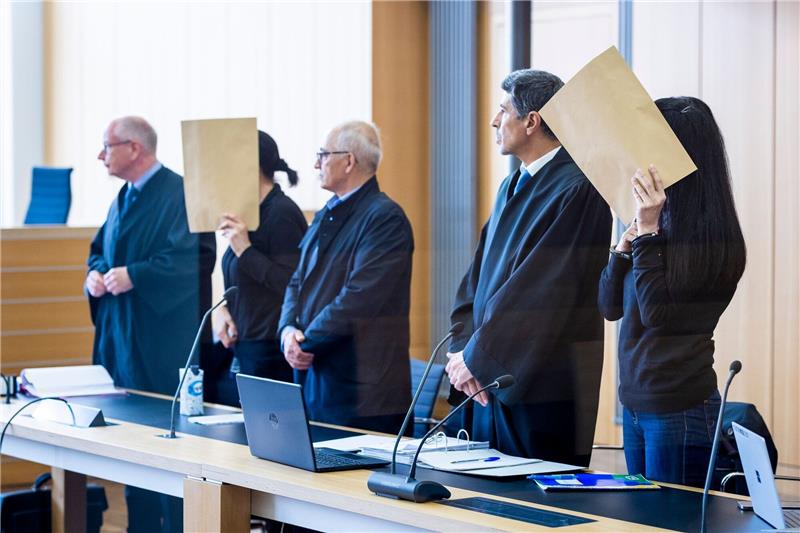 Mord am Ex-Freund beauftragt – Haftstrafen für Mutter und Tochter Zwei angeklagte Frauen stehen bei Prozessauftakt in einem Saal des Landgerichtes Braunschweig. Foto: dpa/Moritz Frankenberg
