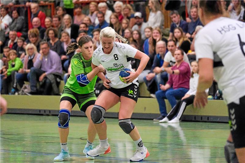 Landesliga-Derby wird eine klebrige Sache Zwei, auf die es ankommt. Langelsheim/Astfelds Sarah Schilff (l.) und Liebenburg/Salzgitters Celina Bruns. Die Derby-Bilanz der vergangenen Saison geht mit Sieg und Unentschieden an Langelsheim. Foto: GZ-Archiv
