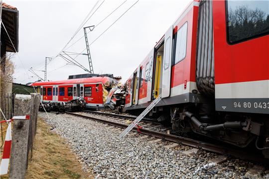Zwei aufeinandergeprallte S-Bahnen sind an der Unfallstelle in der Nähe des Bahnhofes Ebenhausen-Schäftlarn zu sehen.
