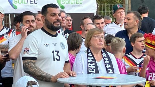 Zwei aus Undavs Heimat, die den WM-Star schon lange kennen: : Edeltraut Koch (M), Undavs erste Trainerin, und Aykut Kaldirici (l), Freund der Familie und Trainer der 1. Herren des TSV Achim.