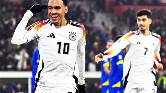 Zwei aus dem überzeugendem Trio: Musiala (l.) feiert sein Kopfballtor mit Havertz.