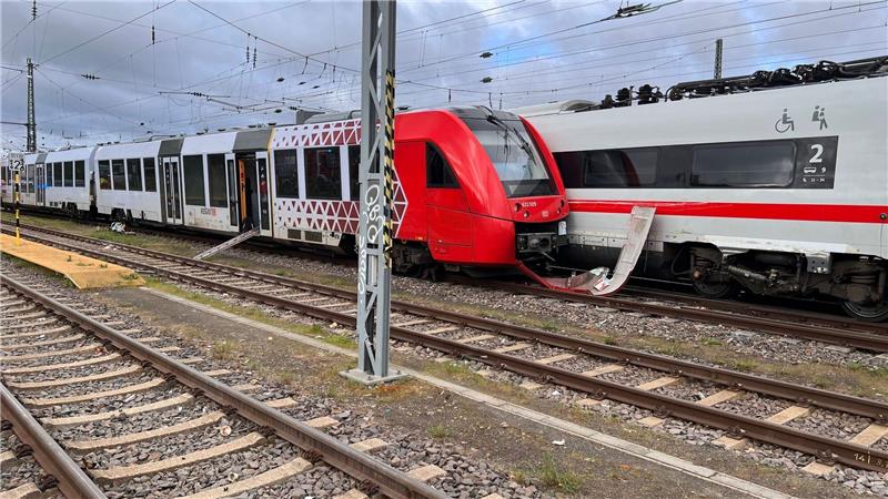 Zwei beschädigte Züge am Hauptbahnhof Worms: Nach ersten Erkenntnissen sind keine Reisenden verletzt worden.