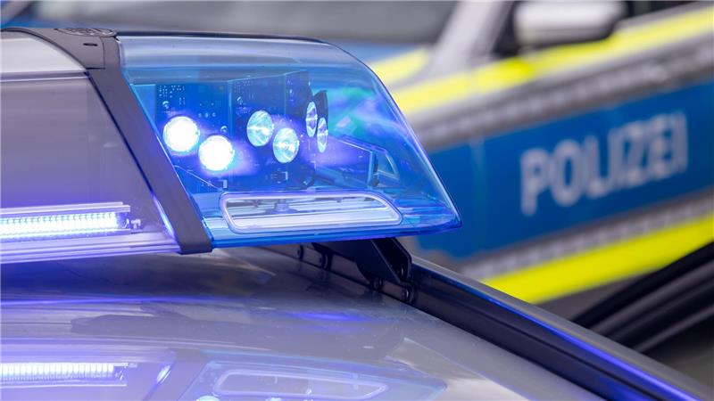 Zwei bewaffnete Männer überfallen einen Kiosk in Bremen. (Symbolbild)