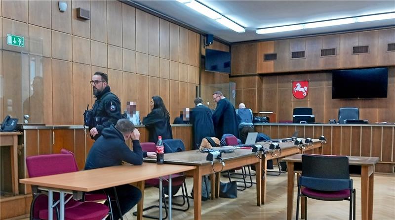 Zwei der Angeklagten im Prozess um den Handel mit 16 Tonnen Kokain aus Paraguay haben oder wollen sich zu den Vorwürfen äußern. Nur der Spediteur aus Liebenburg (verpixelt) schweigt weiter zu den Vorwürfen. Foto: Neddermeier