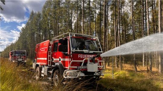 Einheiten zur Bekämpfung von Flächenbränden: Aufbau abgeschlossen Zwei der Tanklöschfahrzeuge, die die Einheiten zur Vegetationsbrandbekämpfung zur Verfügung haben, während eines Einsatzes.