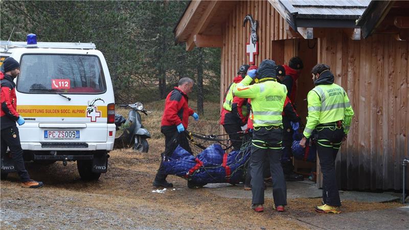 Lawinen-Drama in Südtirol: Fünf Deutsche tot Zwei der Todesopfer werden zu einer Hütte getragen.