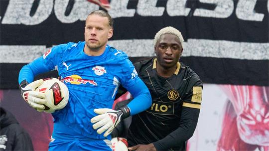 Zwei der auffälligsten Aklteure der ersten Halbzeit: Torwart Orjan Nyland (RB Leipzig, l) und David Mokwa (SV 07 Elversberg).
