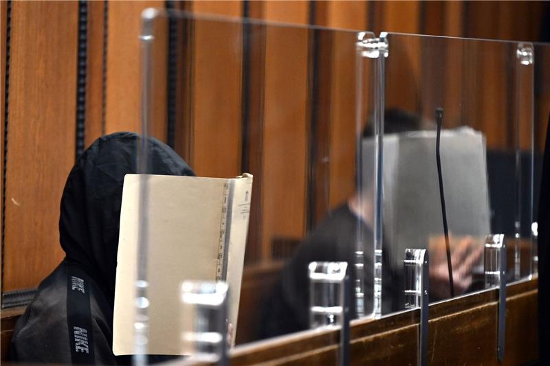 Prozess um Tod eines Obdachlosen in Mönchengladbach Zwei der drei Angeklagten im Gerichtssaal in Mönchengladbach.