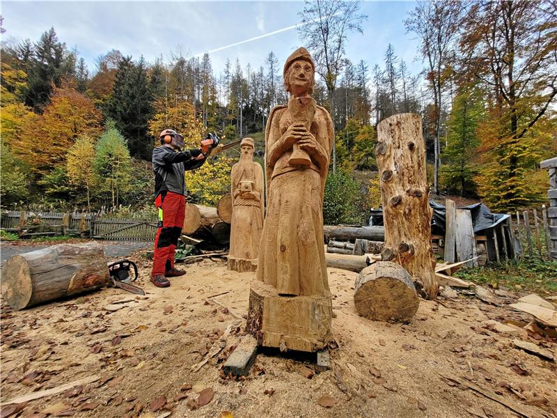 In Bad Harzburg ist einer der Heiligen Drei Könige eine Frau Zwei der drei neuen Figuren hat Alexander Frese schon fertiggestellt. Foto: Exner