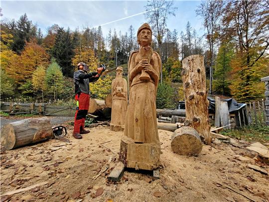Zwei der drei neuen Figuren hat Alexander Frese schon fertiggestellt. Foto: Exner