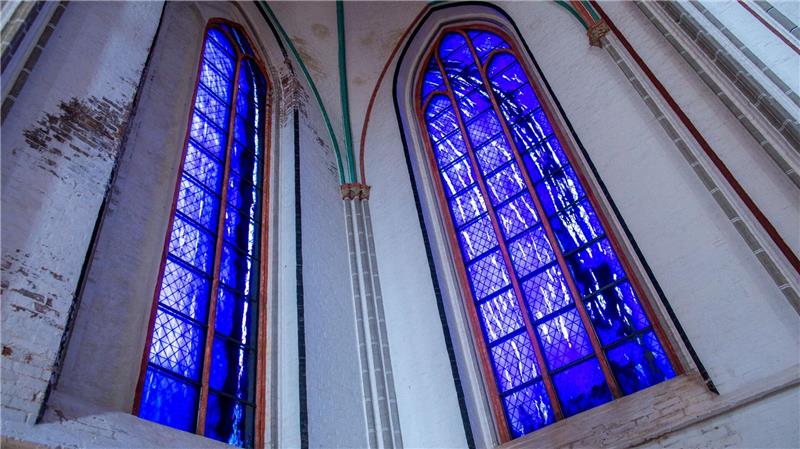 Zwei der vier von Günther Uecker gestalteten großen farbigen Glasfenster im Schweriner Dom.