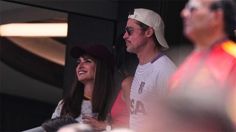 Merino erlöst Spanien bei belgischem Torwart-Drama Zwei der zahlreichen Promis im Stadion: Penelope Cruz und Brad Pitt.