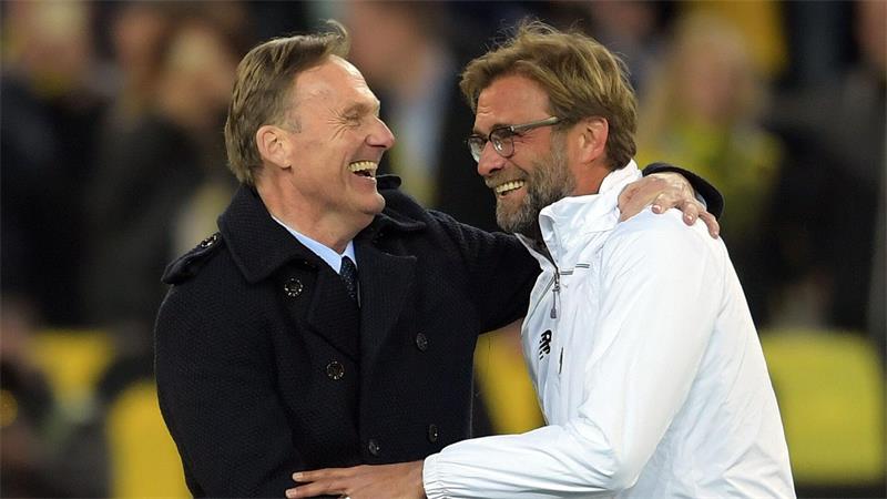 Zwei, die sich aus gemeinsamen Dortmunder Zeiten bestens verstehen: Hans-Joachim Watzke (l) und Jürgen Klopp. (Archivbild)