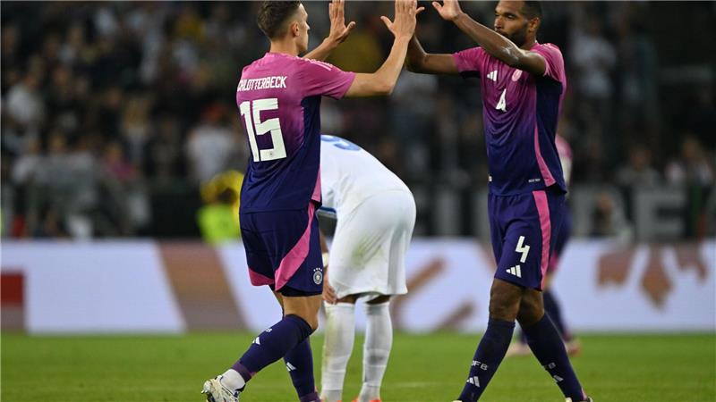 Zwei, die sich verstehen auf dem Platz: Nico Schlotterbeck (l) und Jonathan Tah.