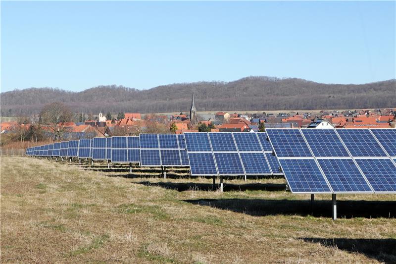 Zwei große Photovoltaik-Freiflächenanlagen gibt es bereits in der Gemeinde – eine weitere soll östlich von Dörnten parallel zur Bahnlinie entstehen.