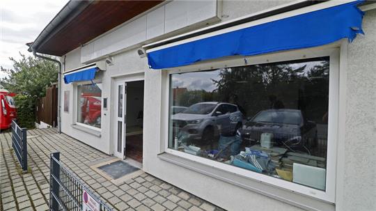 Zwei große Schaufenster öffnen den Blick in das neue Dart-Zentrum der TSG Jerstedt. Die blauen Markisen sollen noch mit dem Teamlogo bestickt werden, auch Parkplätze gibt es direkt vor der Tür.