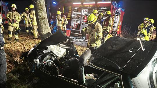 Feuerwehrkräfte an Einsatzstelle. 