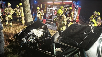 Feuerwehrkräfte an Einsatzstelle. 