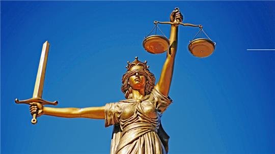 Zwei junge Männer müssen sich seit Donnerstag vor dem Landgericht Braunschweig wegen Vergewaltigung und Beihilfe zur Vergewaltigung verantworten.