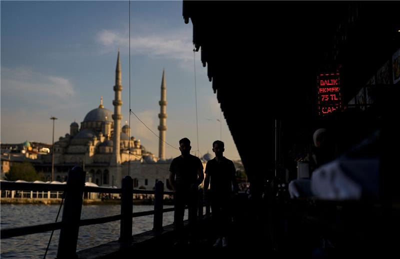 Mehrheit der jungen Türken will ins Ausland gehen Zwei junge Menschen spazieren entlang der Unterführung der Galata-Brücke in der Millionenmetropole Istanbul.