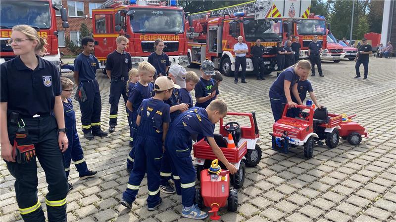 Vorbildlich: Oberharzer Feuerwehr lässt ihre Löschmäuse hochleben Zwei knallrote Mini-Feuerwehr-Unimogs samt Zubehör bekommen die Löschmäuse der Kinderfeuerwehr Clausthal-Zellerfeld beim Tag der offenen Tür, möglich macht das Geschenk eine Spende.
