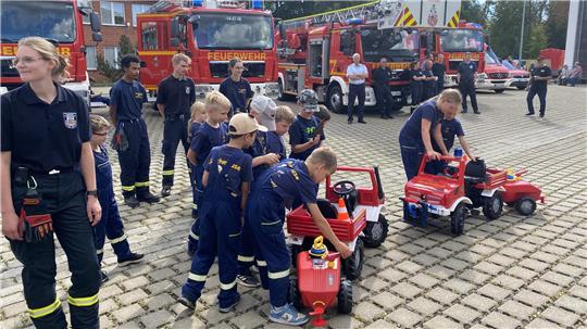 Zwei knallrote Mini-Feuerwehr-Unimogs samt Zubehör bekommen die Löschmäuse der Kinderfeuerwehr Clausthal-Zellerfeld beim Tag der offenen Tür, möglich macht das Geschenk eine Spende.