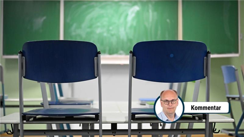 Zwei blaue Stühle vor einer grünen Tafel in einem Klassenzimmer