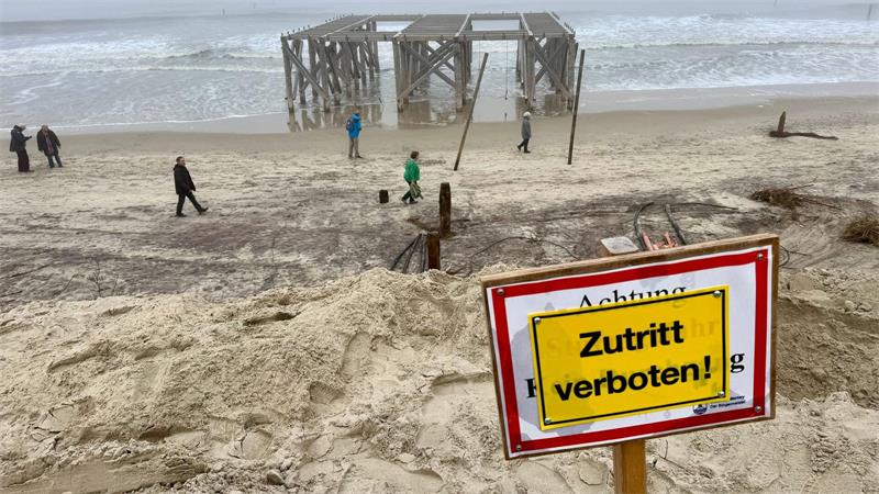 „Gewaltiges Loch“ – Sturmfluten spülen an Inseln Sand weg Zwei leichte Sturmfluten trafen die Ostfriesischen Inseln.