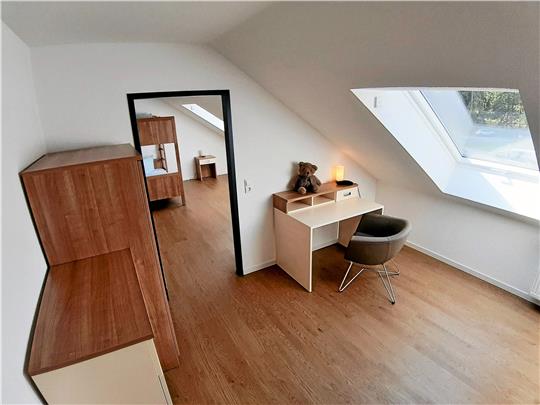 Zwei neue Appartements unter dem Dach von Haus 4 sind fertig. Die Fenster der Räume lassen viel Licht hinein und Ausblicke ins Grüne zu. Fotos: Potthast