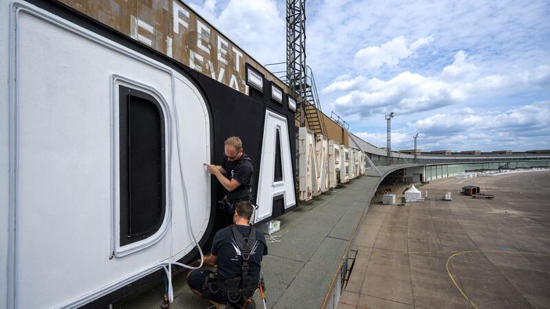 Berliner Band Die Ärzte macht alten Flughafen zu DÄmpelhof Zwei neue Buchstaben