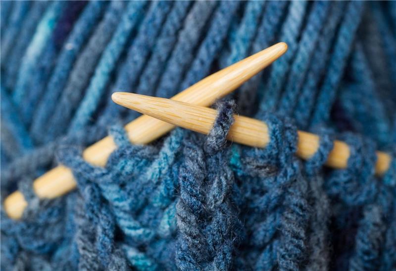 Stricken ist trendy - und manchmal politisch Zwei rechts, zwei links: Stricken mit Wolle ist wieder angesagt.