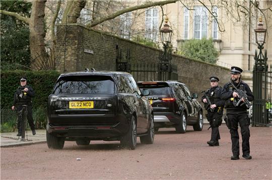 Zwei schwarze Geländewagen treffen im Clarence House ein.