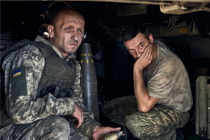 Krieg gegen die Ukraine: So ist die Lage Zwei ukrainische Soldaten in einer Panzerhaubitze an der Frontlinie bei Donezk.