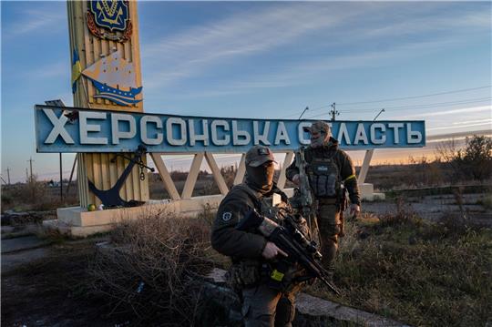 Zwei ukrainische Soldaten stehen neben einem Schild mit der Aufschrift «Region Cherson». Die Stadt Cherson wurde Mitte November von der Ukraine zurückerobert.