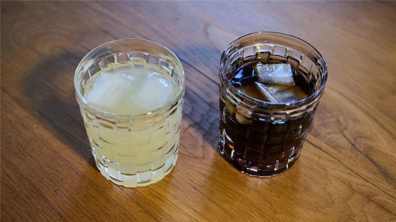 Softdrinks erhöhen Risiko für Diabetes und Herzkrankheiten Zwei unterschiedliche Arten Softdrinks mit Eiswürfeln stehen auf einem Tisch