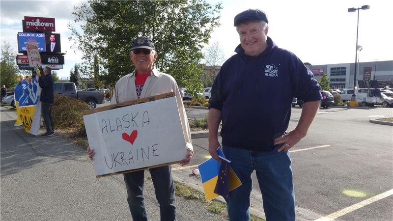 Zwei von etwa 140 Demonstranten, die am Tag vor des Gipfels zum Protest gekommen sind. 