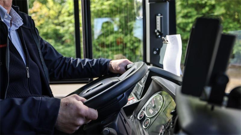 Zwei von fünf Bus- und Straßenbahnfahrerinnen und -fahrern in Deutschland gehen in den nächsten 10 bis 15 Jahren in Rente. (Archivbild)