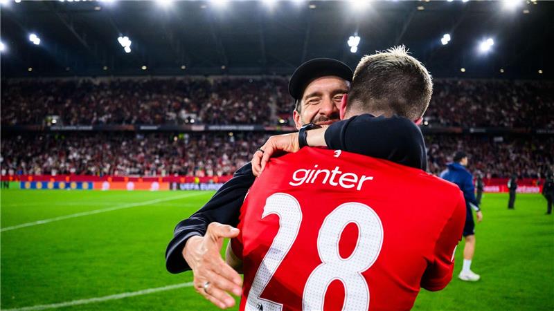 Neue Dimension: Freiburgs bemerkenswerter Weg nach Istanbul Zwei wichtige Erfolgsfaktoren: Trainer Julian Schuster (hinten) und Matthias Ginter (vorn). (Archivbild)