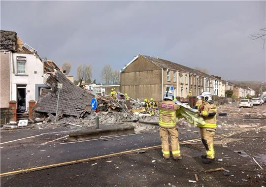 Zwei zerstörte Häuser nach einer schweren Detonation in der walisischen Stadt Swansea.