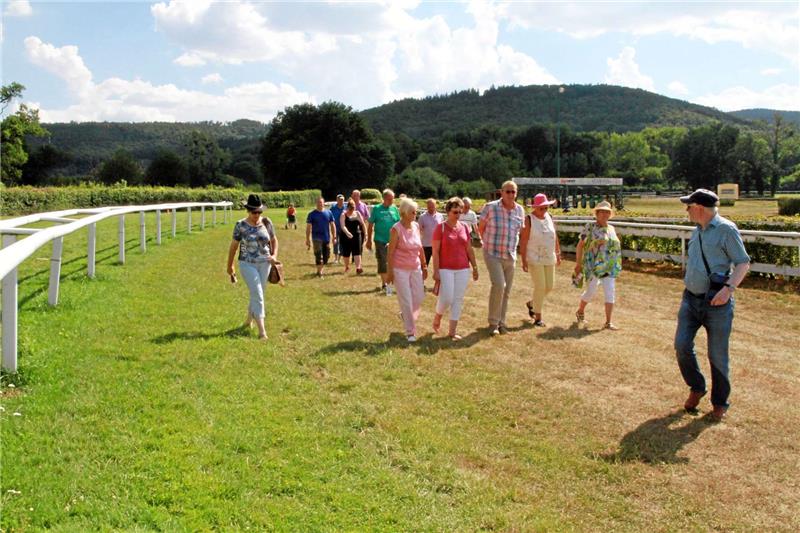 Zweibeiner auf dem Geläuf: Während der Rennbahn-Führung dürfen sie den Boden testen.  Fotos: Potthast