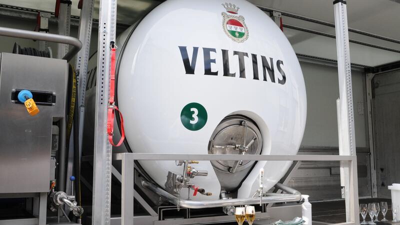 Zwei frisch gezapfte Biergläser stehen vor einem 3000-Liter-Tank der Brauerei Veltins. Der Tank ist in einen Lastwagen montiert und wird zur Belieferung der Gastronomie mit sogenanntem Tankbier genutzt.