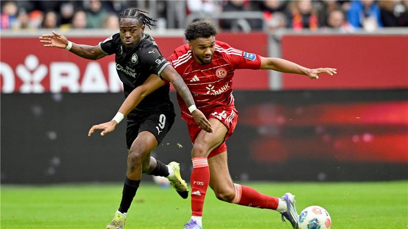 2:1 gegen Fürth: Neue Hoffnung für Fortuna-Trainer Anfang Zweikampf zwischen Fürths Noel Futkeu (links) und Fortunas Elias Egouli.