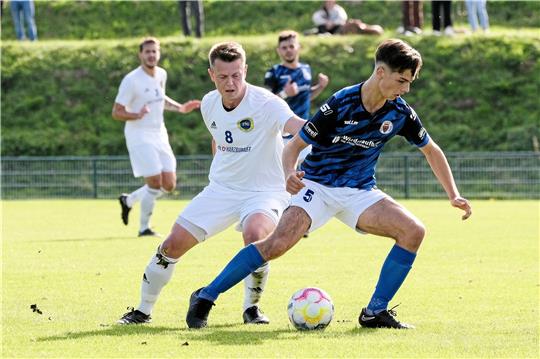 Zweikampf zwischen dem erfahrenen (29 Jahre) TSG-Spieler Christian Schubert (l.) und dem jungen (19) GSC-Verteidiger Kilian Kirchner im Hinspiel, das die Bad Harzburger 3:0 im Sportpark gewinnen.  Foto: GZ-Archiv