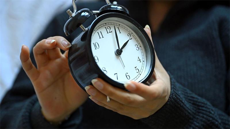 Zweimal im Jahr wird an der Uhr gedreht, im Herbst bringt dies eine Stunde mehr. (Symbolbild)