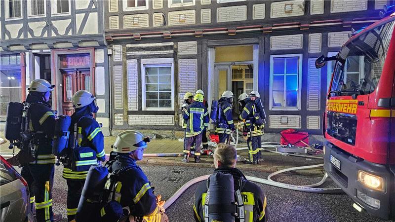 Zweitweise waren vier Atemschutztrupps im Brandhaus im Einsatz. Foto: Epping
