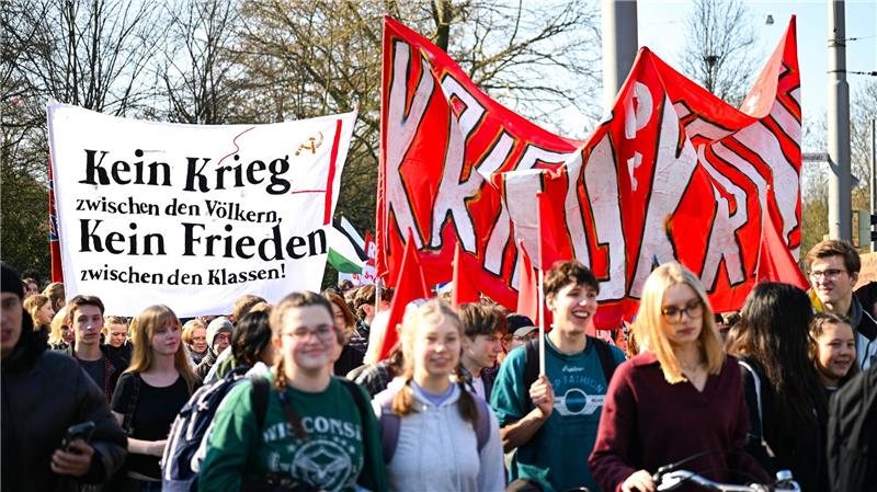 Zwischen 500 und 600 junge Menschen nahmen laut Polizei in Bremen einer Demonstration zum bundesweiten Schulstreik gegen die Wehrpflicht teil. 