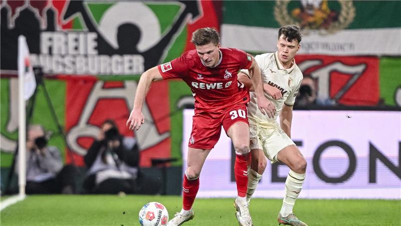 Jubiläumssieg dank Hacken-Tor: Augsburg verschärft FC-Sorgen Zwischen Augsburg und Köln ging es umkämpft zur Sache.