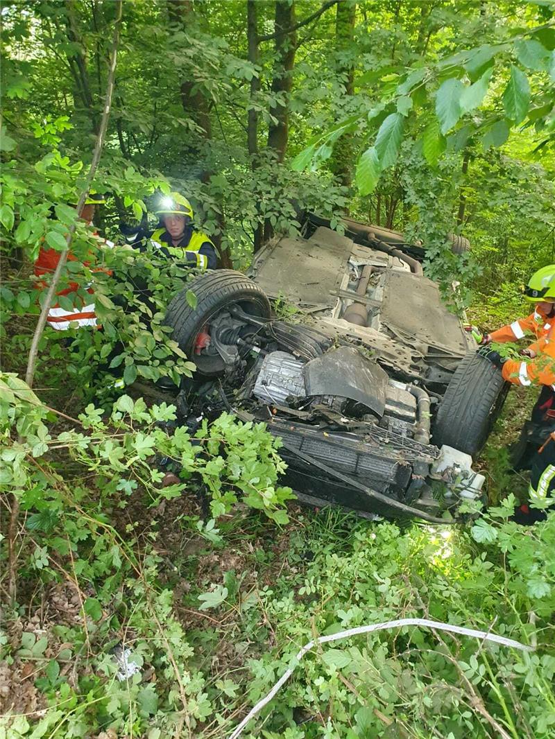 A7: Verkehrsunfall bei Rhüden – Auto landet im Graben Zwischen Bäumen und Geäst fanden die Rettungskräfte den Unfallwagen vor. Foto: Feuerwehr Rhüden
