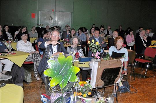 Zwischen Ehemann Dr. Frank Schober und Bürgermeisterin Renate Lucksch verfolgt eine reich beschenkte Jutta Schober das musikalische Spektakel. Foto: Heine