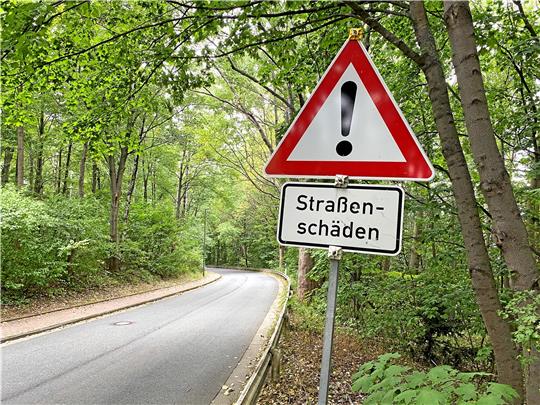 Zwischen Harlingerode und Göttingerode ist die Fahrbahn der Göttingeröder Straße so desolat, dass sie erneuert werden muss. Dies geschieht in der 32. Kalenderwoche. Foto: Schlegel
